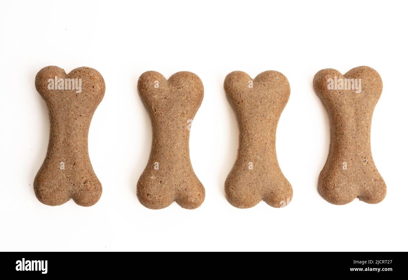 Hundefutter Biskuit Form Knochen isoliert auf weißem Hintergrund. Vier leere Snacks hintereinander, Platz zum Kopieren Stockfoto