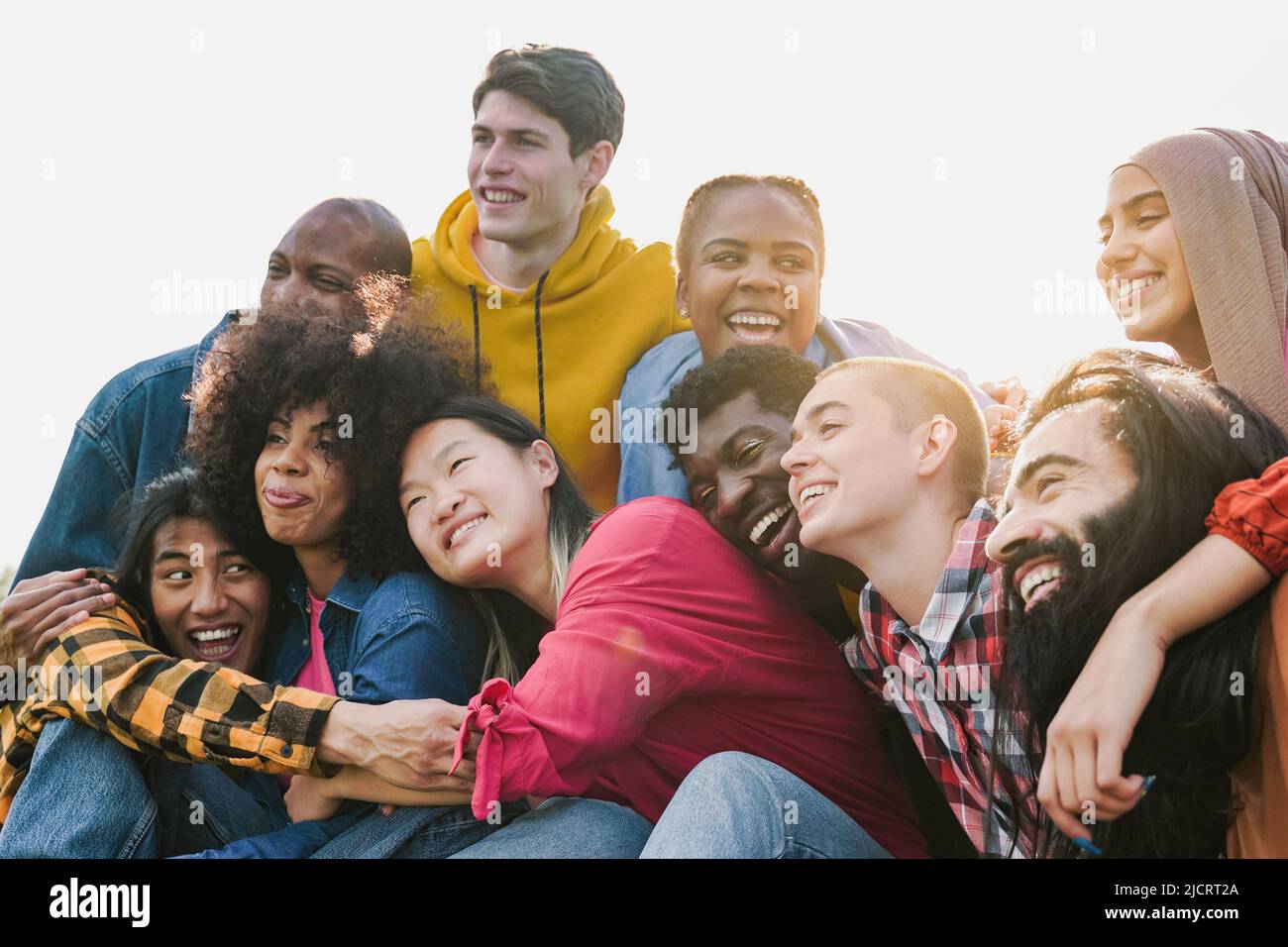 Multiethnische vielfältige Gruppe von Menschen, die Spaß im Freien - Diversity Lifestyle-Konzept - Fokus auf Glatze Mädchen Gesicht Stockfoto
