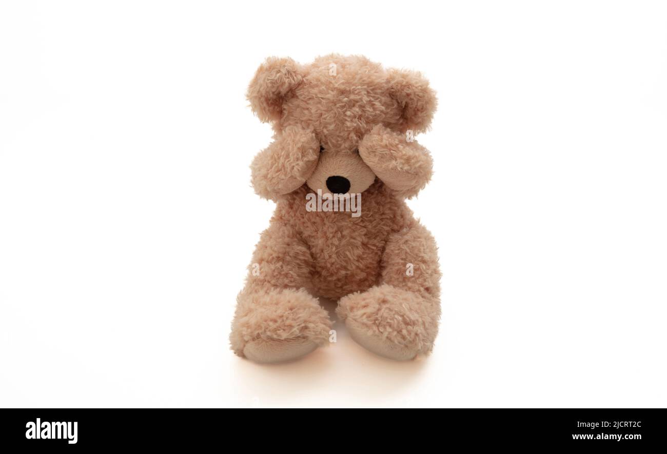Konzept für Kindesmissbrauch. Teddybär-Deckelauge isoliert auf weißem Hintergrund, Vorderansicht Stockfoto