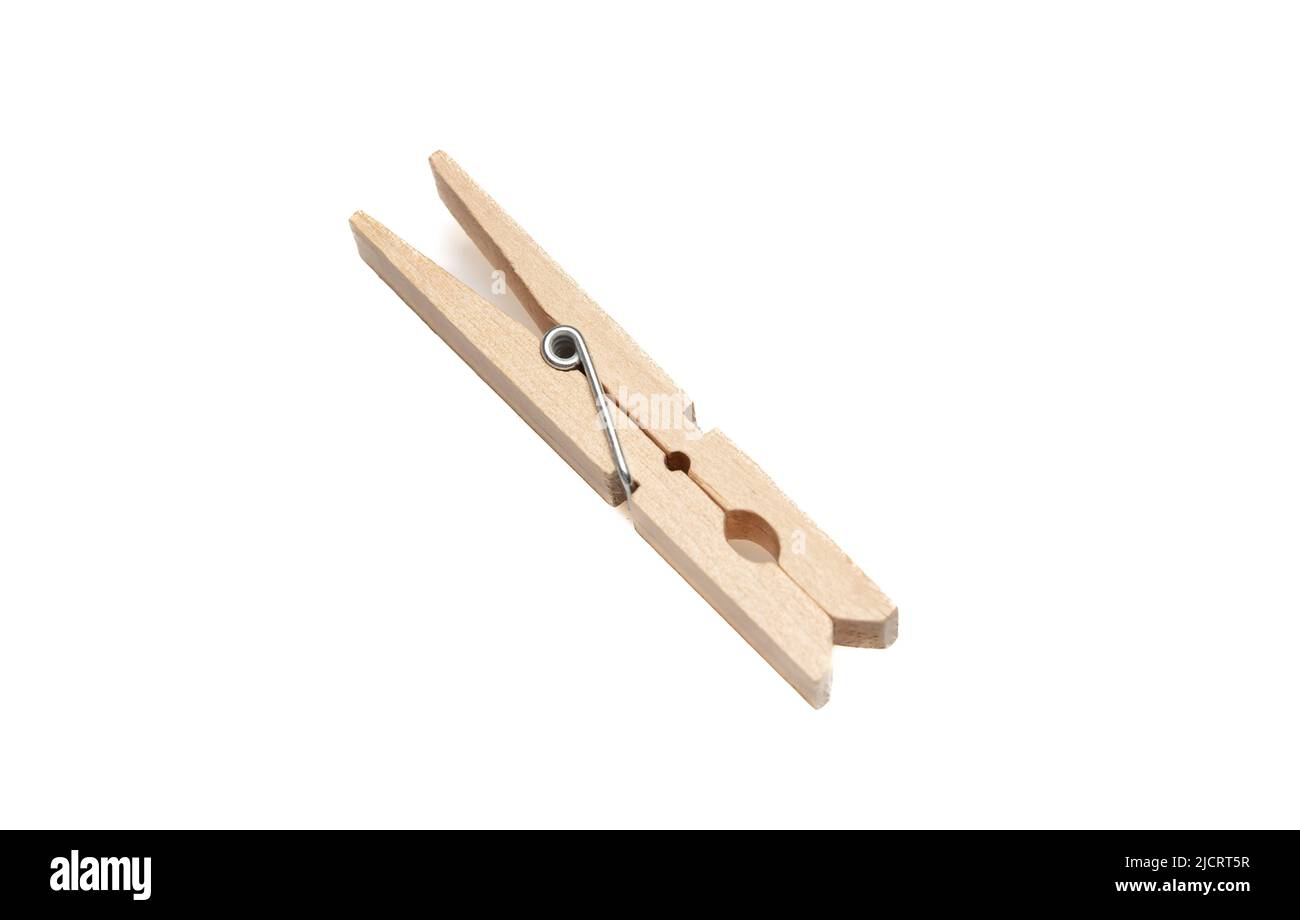 Tuchstift für Wäsche isoliert auf weißem Hintergrund. Natürliche Farbe Holz Wäscheklammer, Wäsche trocken Wirbel Nahaufnahme. Stockfoto