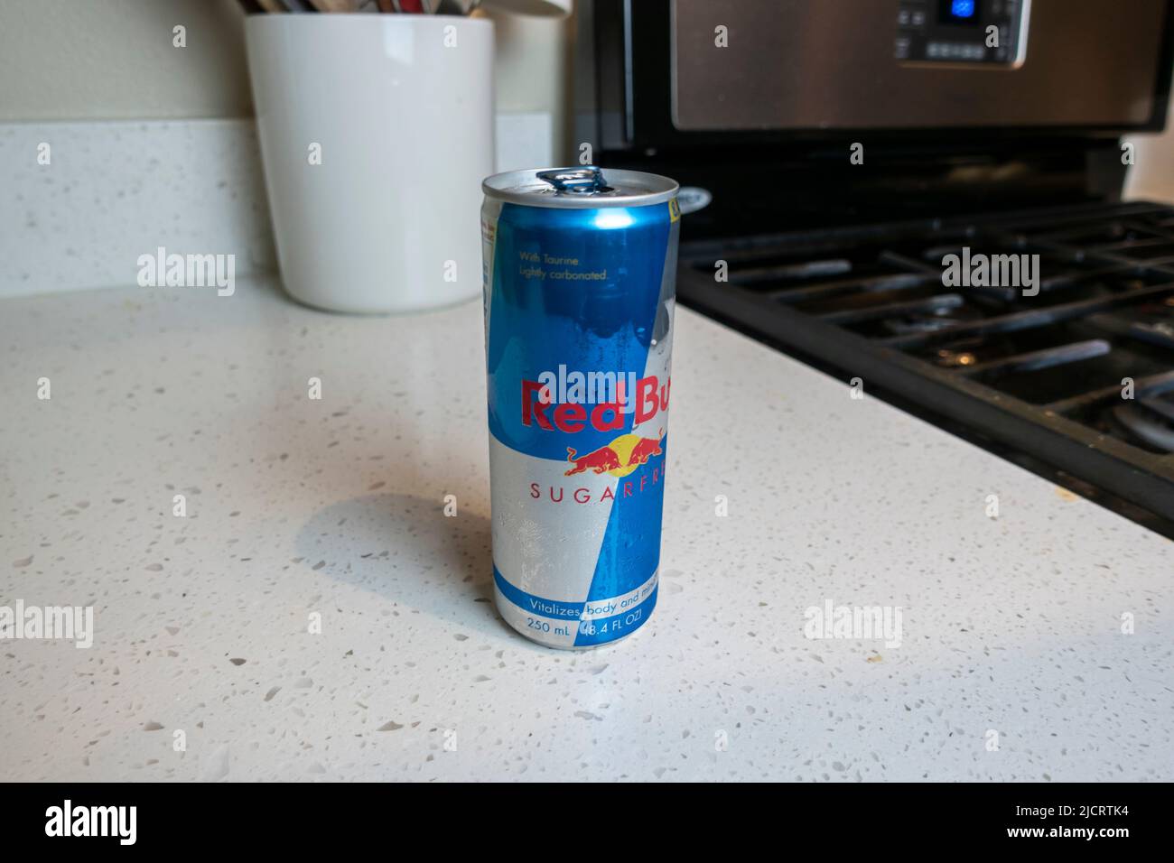 Seattle, WA USA - ca. Mai 2022: Blick auf eine geöffnete Dose Red Bull auf einer heimischen Küchentheke. Stockfoto