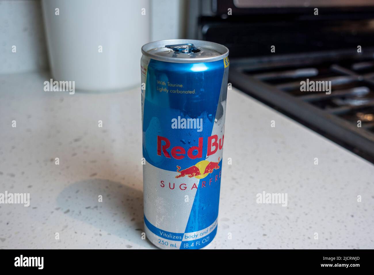 Seattle, WA USA - ca. Mai 2022: Blick auf eine geöffnete Dose Red Bull auf einer heimischen Küchentheke Stockfoto