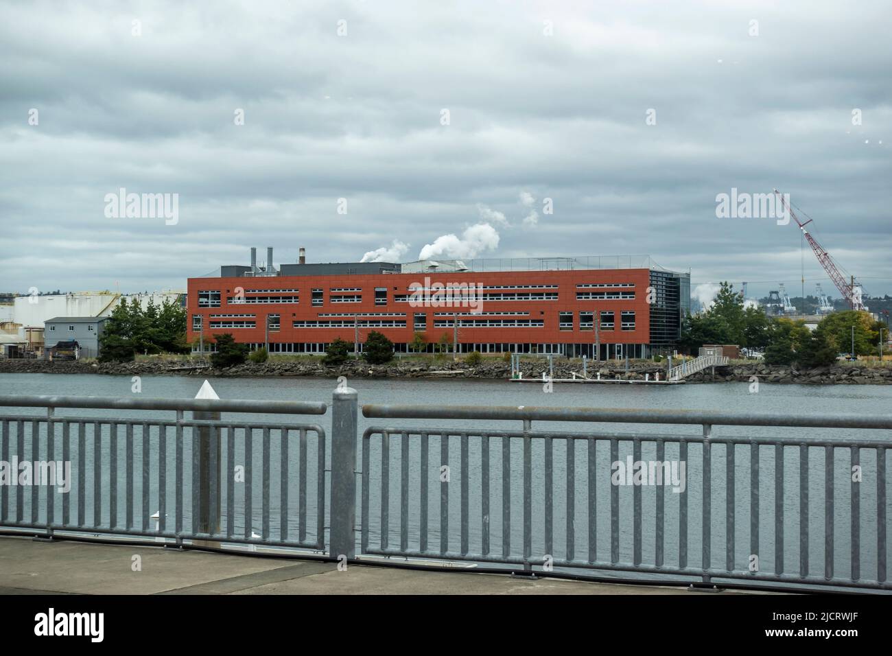 Tacoma, WA USA - ca. August 2021: Weitansicht des Zentrums für städtische Gewässer der Universität von Washington über den Thea Foss Waterway Stockfoto