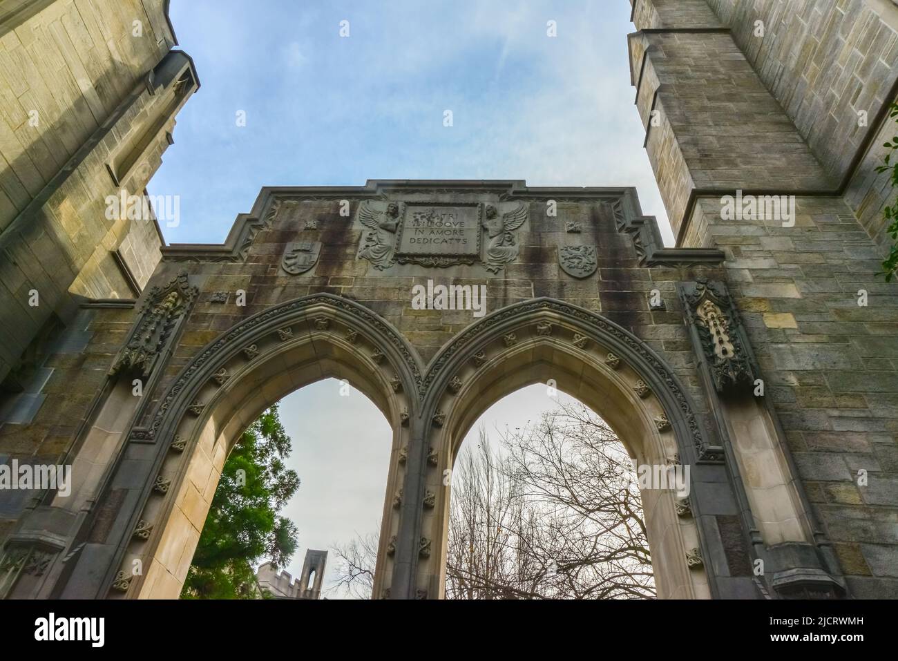 PRINCETON, NJ USA - NOVENBER 12, 2019: Elemente des architektonischen Designs und Blick auf die Außenseite der Kapelle auf dem Campus der Princeton University Stockfoto