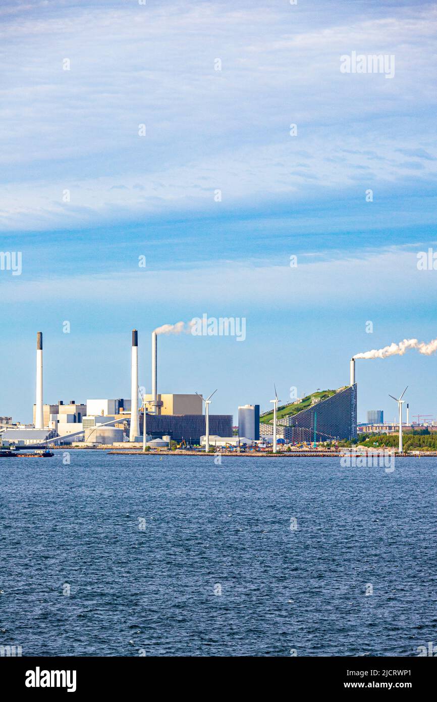 Das Waste-to-Energy-Kraftwerk CopenHill (AKA Amager Bakke) wird von einer künstlichen Skipiste in Kopenhagen, Dänemark, gekrönt. Stockfoto