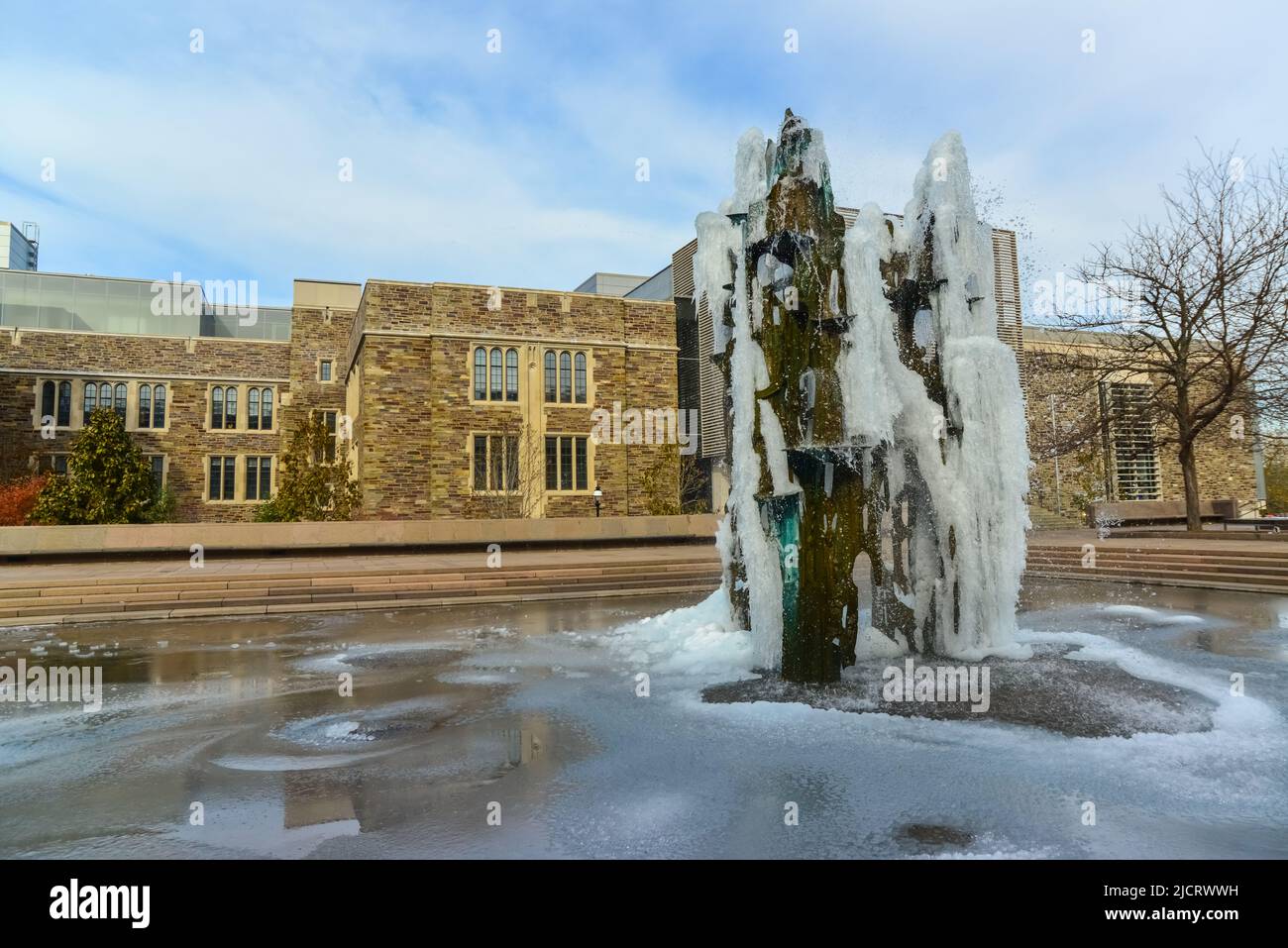 PRINCETON, NJ USA - NOVENBER 12, 2019: Princeton Fountain, wo das Wasser eingefroren und mit Eis bedeckt war. Stockfoto