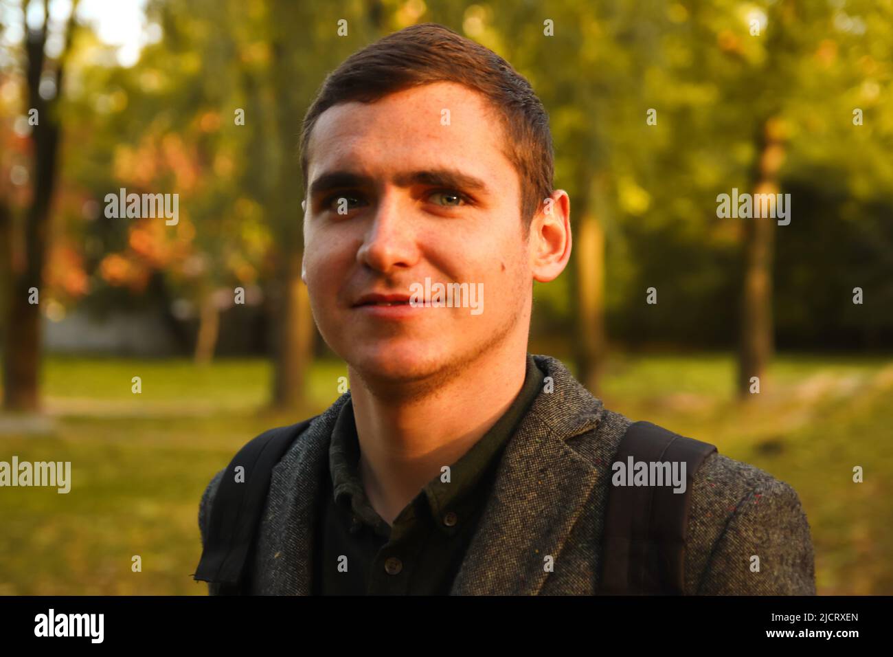 Unschärfe-Porträt junger Mann auf Natur Herbst Hintergrund. Lächelnder junger Mann. 20s Jahre. Schöner Mann im Freien Porträt. Spaziergang im Park. Lifestyle. Aus Stockfoto