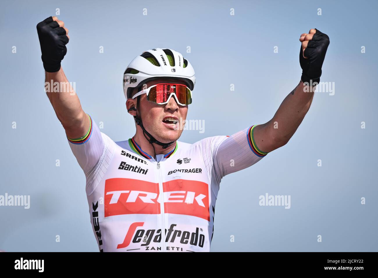 Die dänische Mads Pedersen von Trek-Segafredo feiert, als er die Ziellinie überquert, um die erste Etappe des Radrennens der Baloise Belgium Tour zu gewinnen, 165km von Merelbeke nach Maarkedal, Mittwoch, den 15. Juni 2022. Die Baloise Belgien Tour findet vom 15. Bis 19. Juni statt. BELGA FOTO DAVID STOCKMAN Stockfoto