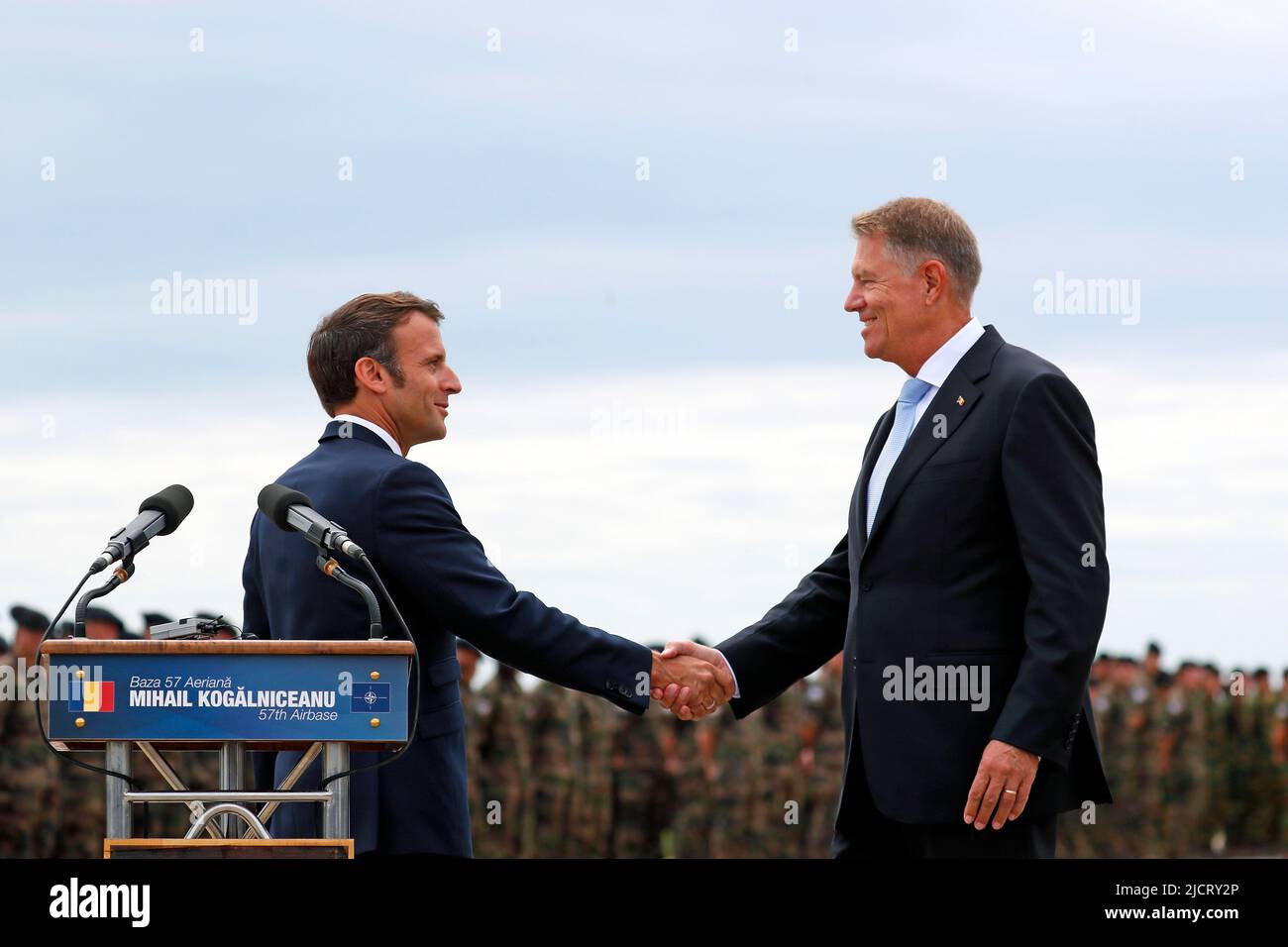 Constanta, Rumänien. 15.. Juni 2022. Der französische Präsident Emmanuel Macron (L) schüttelt die Hand mit dem rumänischen Präsidenten Klaus Iohannis auf dem Luftwaffenstützpunkt Mihail Kogalniceanu in der Nähe von Constanta, Rumänien, 15. Juni 2022. UM MIT "Verhandlungen zu GEHEN, die nötig sind, um einen Waffenstillstand in der Ukraine zu erreichen: Frankreichs Macron" zu gehen Kredit: Cristian Cristel/Xinhua/Alamy Live News Stockfoto