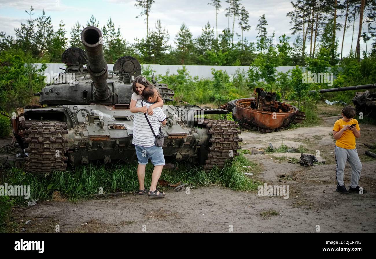 Irpin, Ukraine. 15.. Juni 2022. Zerstörte Panzer stehen am Straßenrand bei Irpin. Russland hatte die Ukraine Ende Februar angegriffen, ohne den Krieg zu erklären. Besonders nach dem Abzug der Russen aus den nordwestlich von Kiew gelegenen Vororten Butscha, Irpin, Hostomel und Borodjanka hatten Bilder scheinbar hingerufene Menschen weltweit für Entsetzen gesorgt. Quelle: Kay Nietfeld/dpa/Alamy Live News Stockfoto