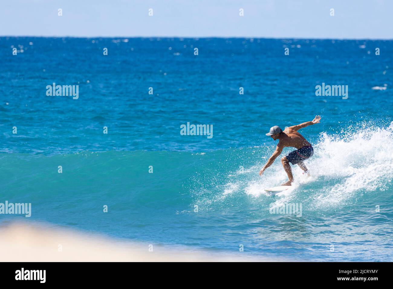 Männliche Surfer winken von Oahu, Hawaii Stockfoto