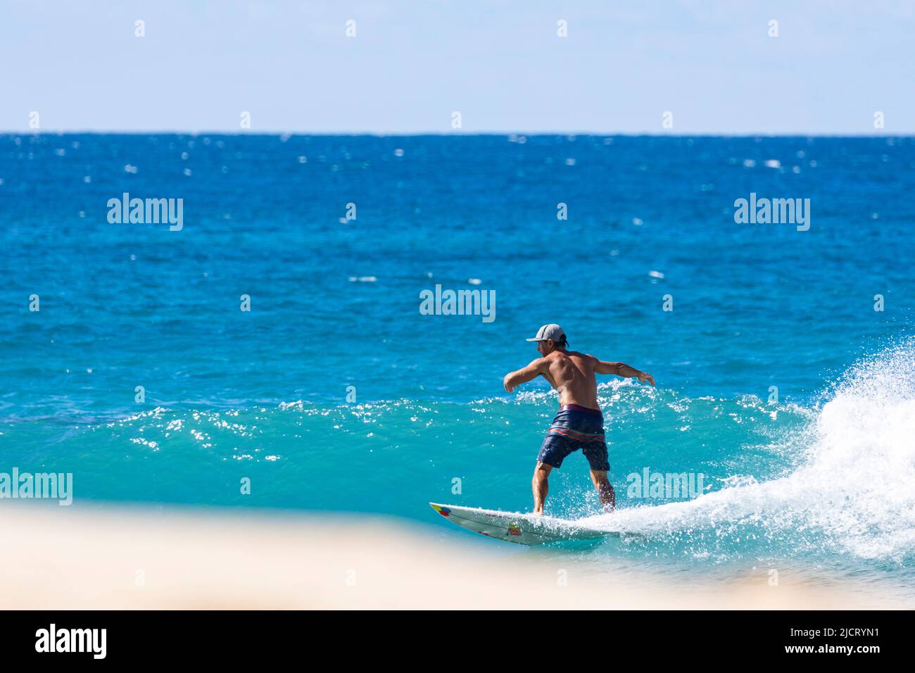 Männliche Surfer winken von Oahu, Hawaii Stockfoto