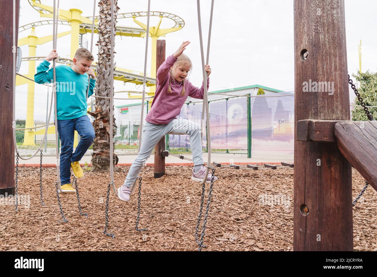 Kinder im Park auf dem Spielplatz. Stockfoto