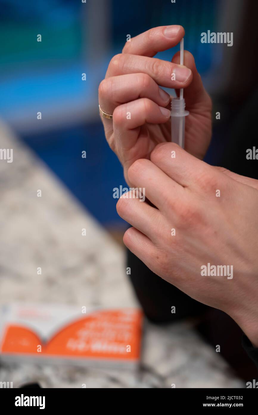Herren Hand tun zu Hause covid Test und warten Sie das Ergebnis mit Timer Stockfoto