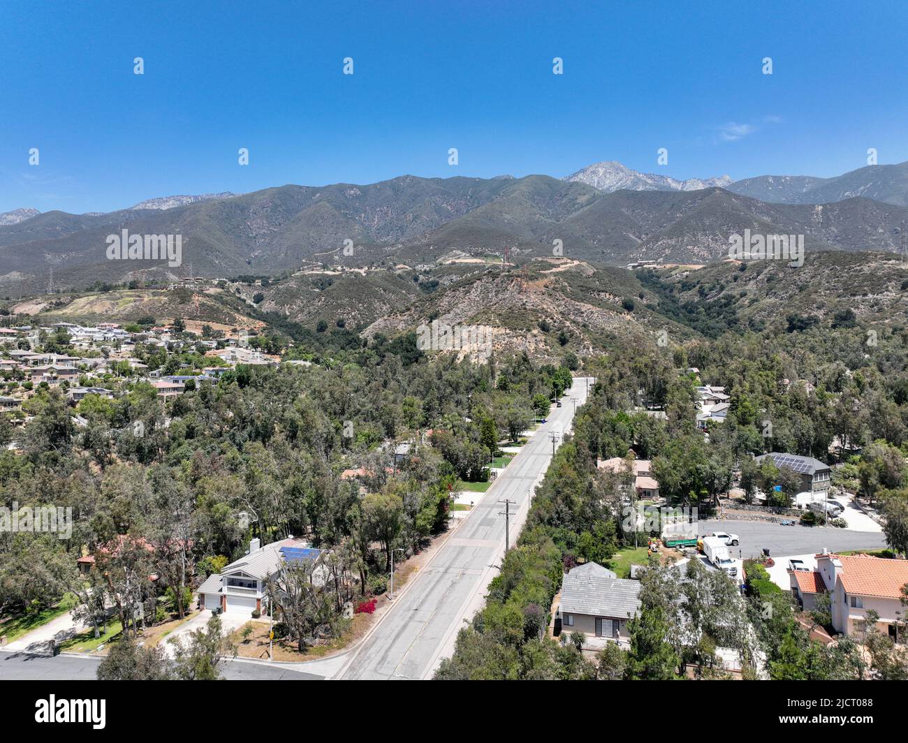 Luftaufnahme der wohlhabenden Alta Loma Gemeinde und Bergkette, Rancho Cucamonga, Kalifornien, USA Stockfoto