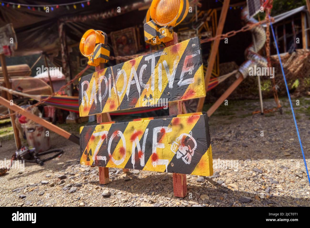 Warnschild der radioaktiven Zone vor einem Zeltlager nach der Zerstörung der Welt Stockfoto