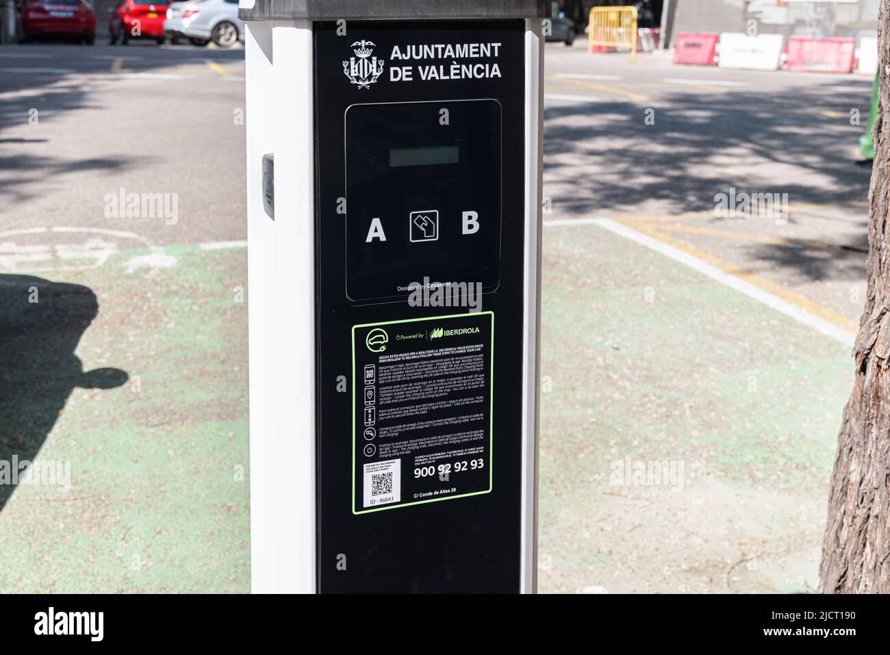 VALENCIA, SPANIEN - 17. MAI 2022: Ladestation für Elektroautos von Iberdrola in Zusammenarbeit mit dem Rathaus von Valencia Stockfoto