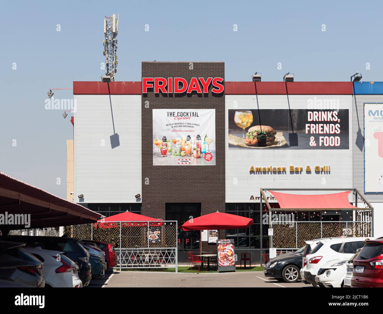 ALFAFAR, SPANIEN - 06. JUNI 2022: Fridays ist eine amerikanische Restaurantkette, die sich auf amerikanische Küche und zwangloses Essen konzentriert Stockfoto