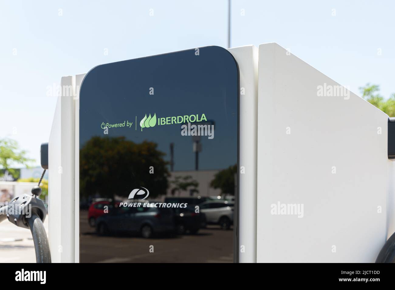 ALFAR, SPANIEN - 06. JUNI 2022: Ladestation für Elektroautos von Iberdrola Stockfoto