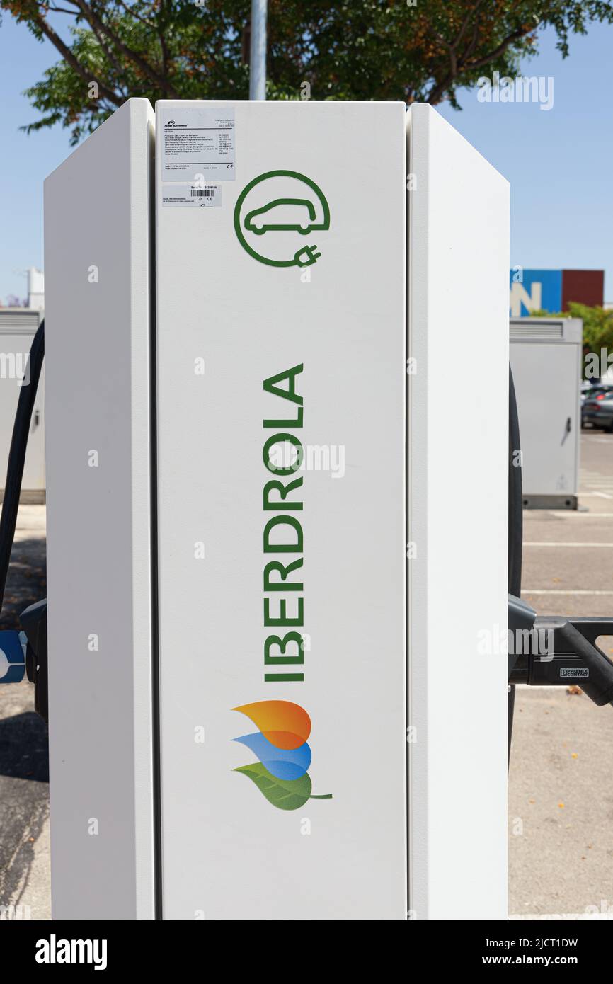 ALFAR, SPANIEN - 06. JUNI 2022: Ladestation für Elektroautos von Iberdrola Stockfoto