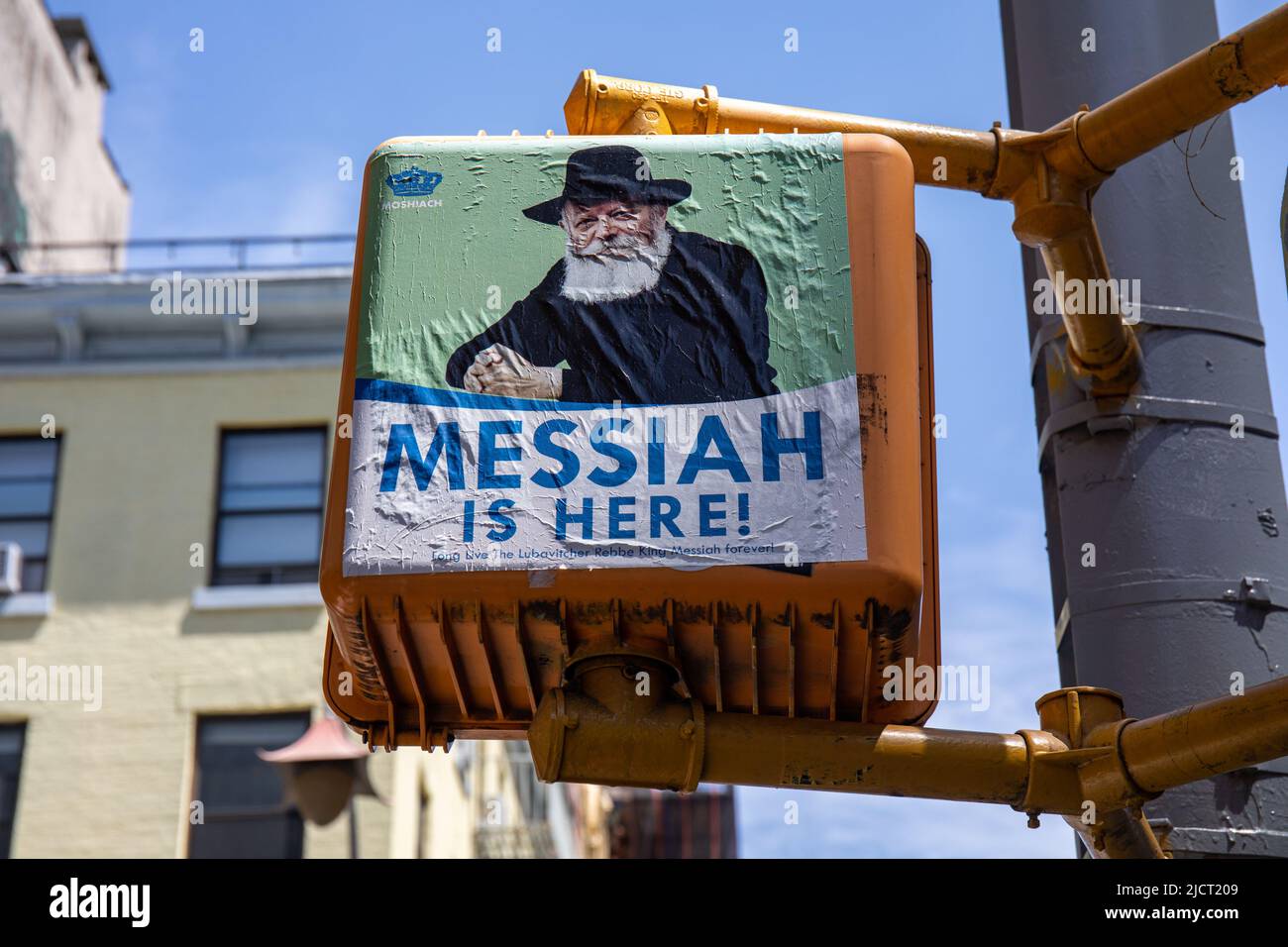 Der Messias ist hier! Plakat von Rabbi Menachem Mendel Schneerson, dem messias der Chabad-Lubavitch-Gemeinde, an der Ampel in New York City, USA. Stockfoto