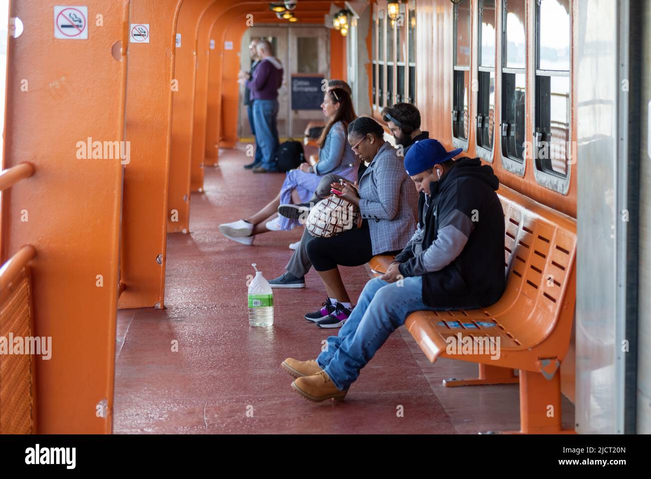 Passagiere und Pendler auf Staten Island Ferry in New York City, USA Stockfoto