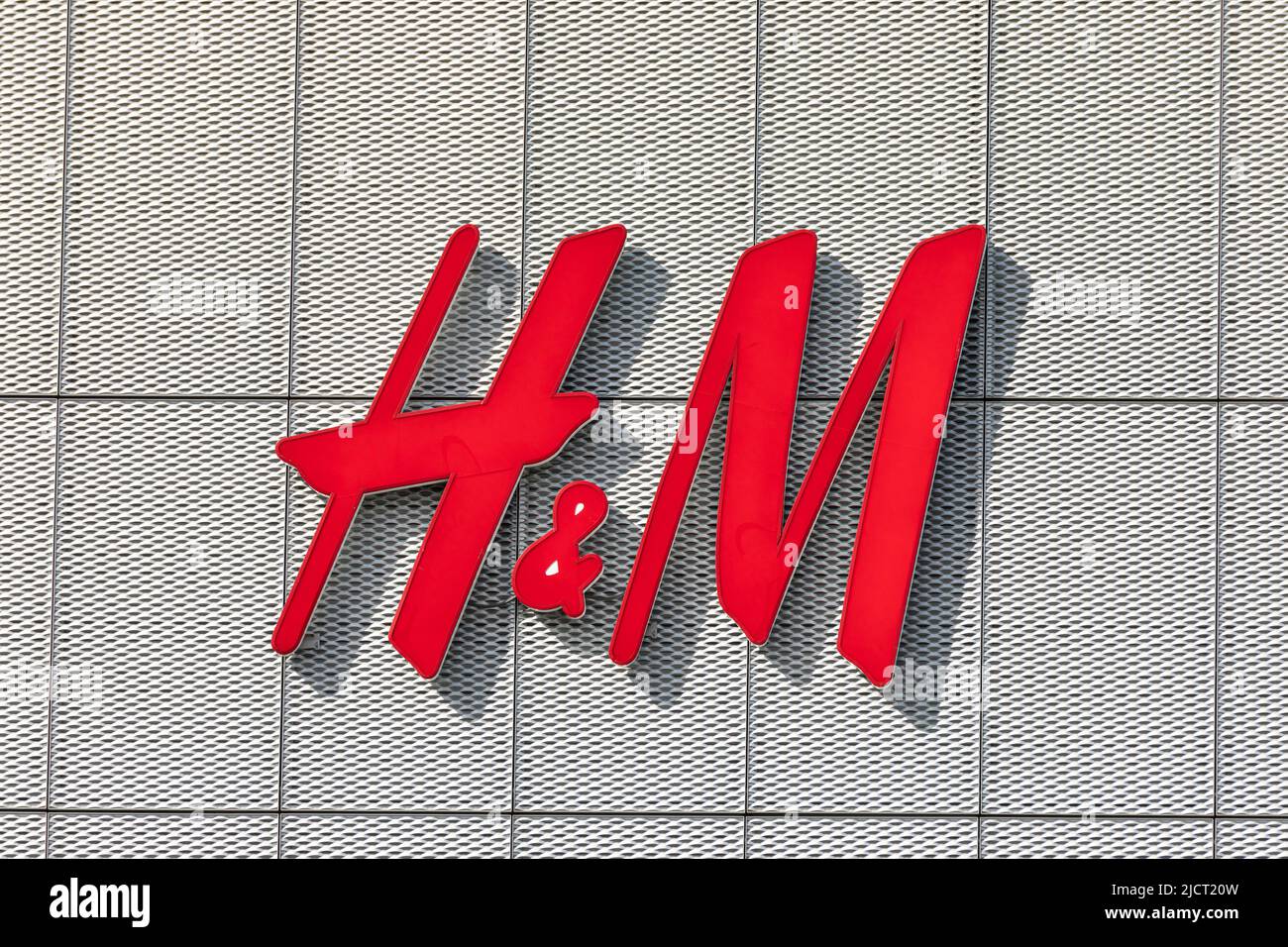H&M-Logo-Buchstaben auf einer Mall-Wand in Staten Island, New York City, USA Stockfoto