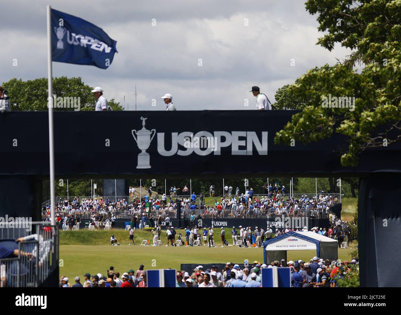 New York, Usa. 15.. Juni 2022. Die Spieler schlagen Golfbälle am Übungspuffer bei der United States Open Championship 122. im Country Club in Brookline, MA, am Mittwoch, 15. Juni 2022. Foto von John Angelillo/UPI Credit: UPI/Alamy Live News Stockfoto