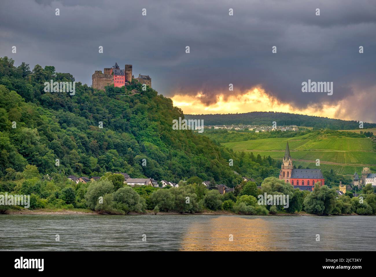 Burg Schönburg Oberwesel Liebfrauenkirche Rhein dramatische Wolken stürmisches Wetter Stockfoto