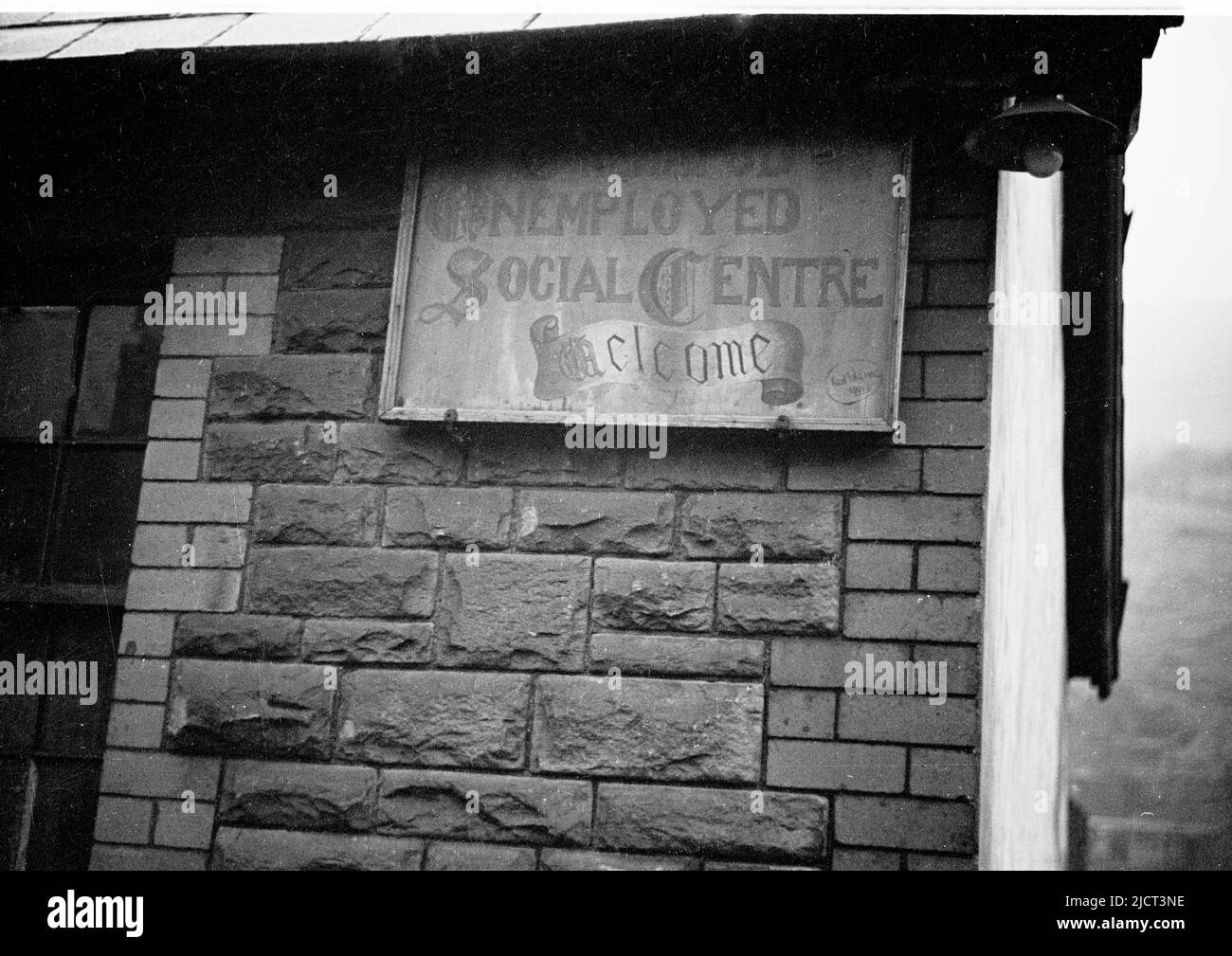 1940s, historisch, nach WW2 und auf einem Schild auf einem Gebäude steht: 'Trefahod Arbeitslose Sozialzentrum, Willkommen'. Trehafod, ein Kohlebergbaudorf in Südwales, Großbritannien, war die Heimat der Zeche Lewis Merthye, einer der produktivsten Zechen in Südwales. Das soziale Zentrum war ein Ort, an dem sich arbeitsveraltende Bergleute treffen konnten, um sich zu unterhalten und Cribbage zu spielen. Stockfoto