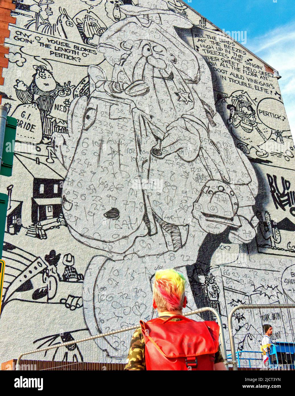Glasgow, Schottland, Großbritannien, Juni 15. 2022. UK Weather: Kultige Stadt-Cartoon-Figur, die als Lobby-Doser die Kreation von Bud gefeiert wird neil und von den Schöpfern von viz-Comic geliebt, sieht eine Übermalung des Commonwealyth-Games-Wandbildes am busbahnhof von partick. . Credit Gerard Ferry/Alamy Live News Stockfoto
