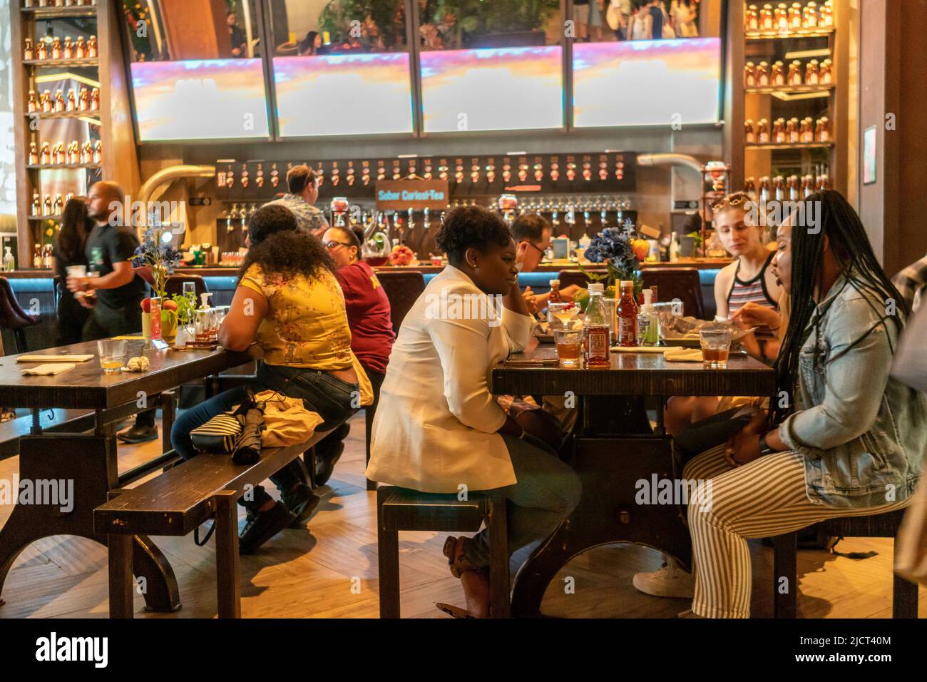 Markenaktivierung für Gold Peak Brewed Tea in der Clinton Hall in Midtown Manhattan in New York am Dienstag, den 7. Juni 2022. Der Eistee ist eine Marke der Coca-Cola Company. (© Richard B. Levine) Stockfoto