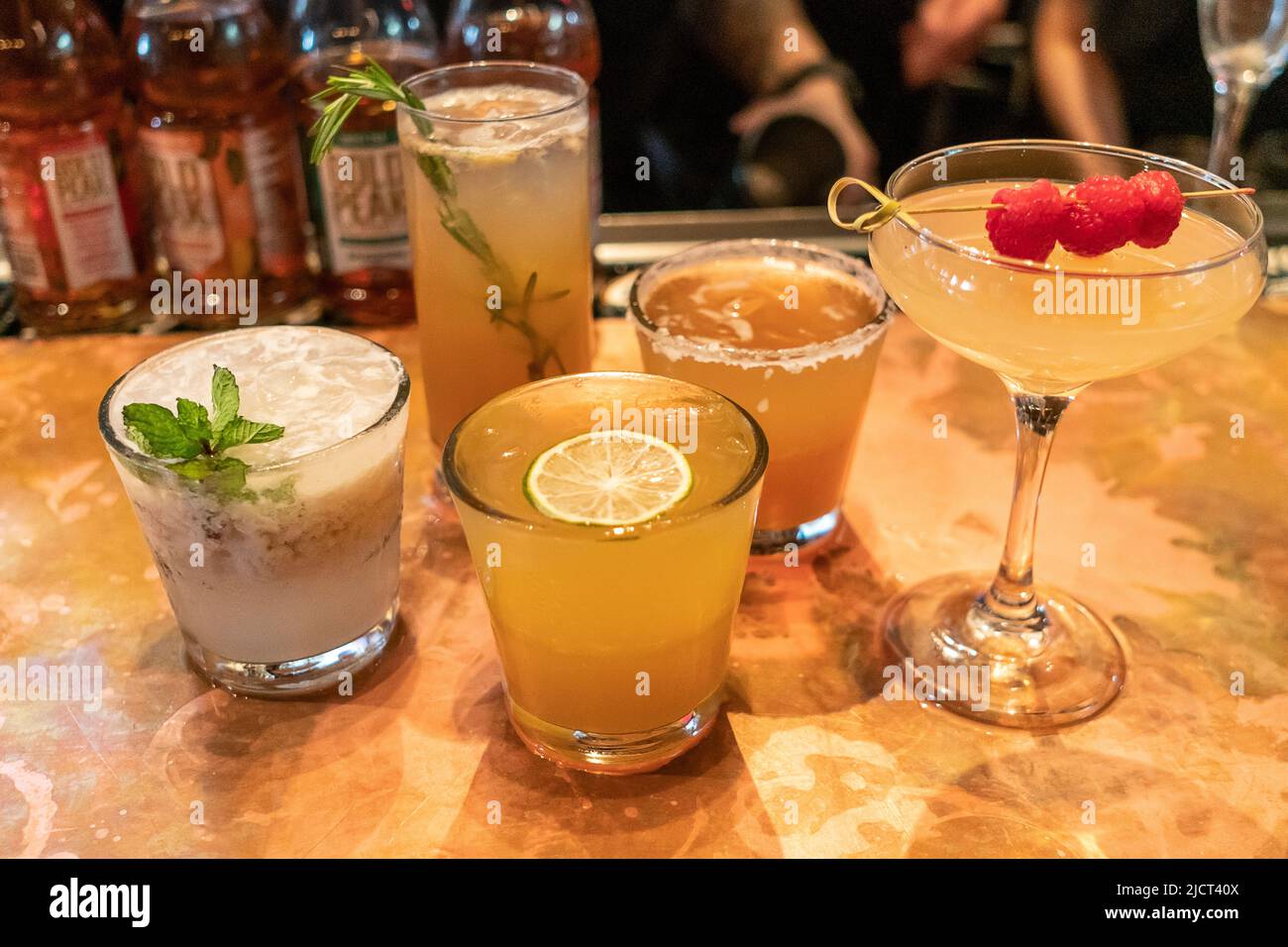 Auswahl von „Mocktails“ bei einer Markenaktivierung für Gold Peak Brewed Tea in der Clinton Hall in Midtown Manhattan in New York am Dienstag, den 7. Juni 2022. Der Eistee ist eine Marke der Coca-Cola Company. (© Richard B. Levine) Stockfoto