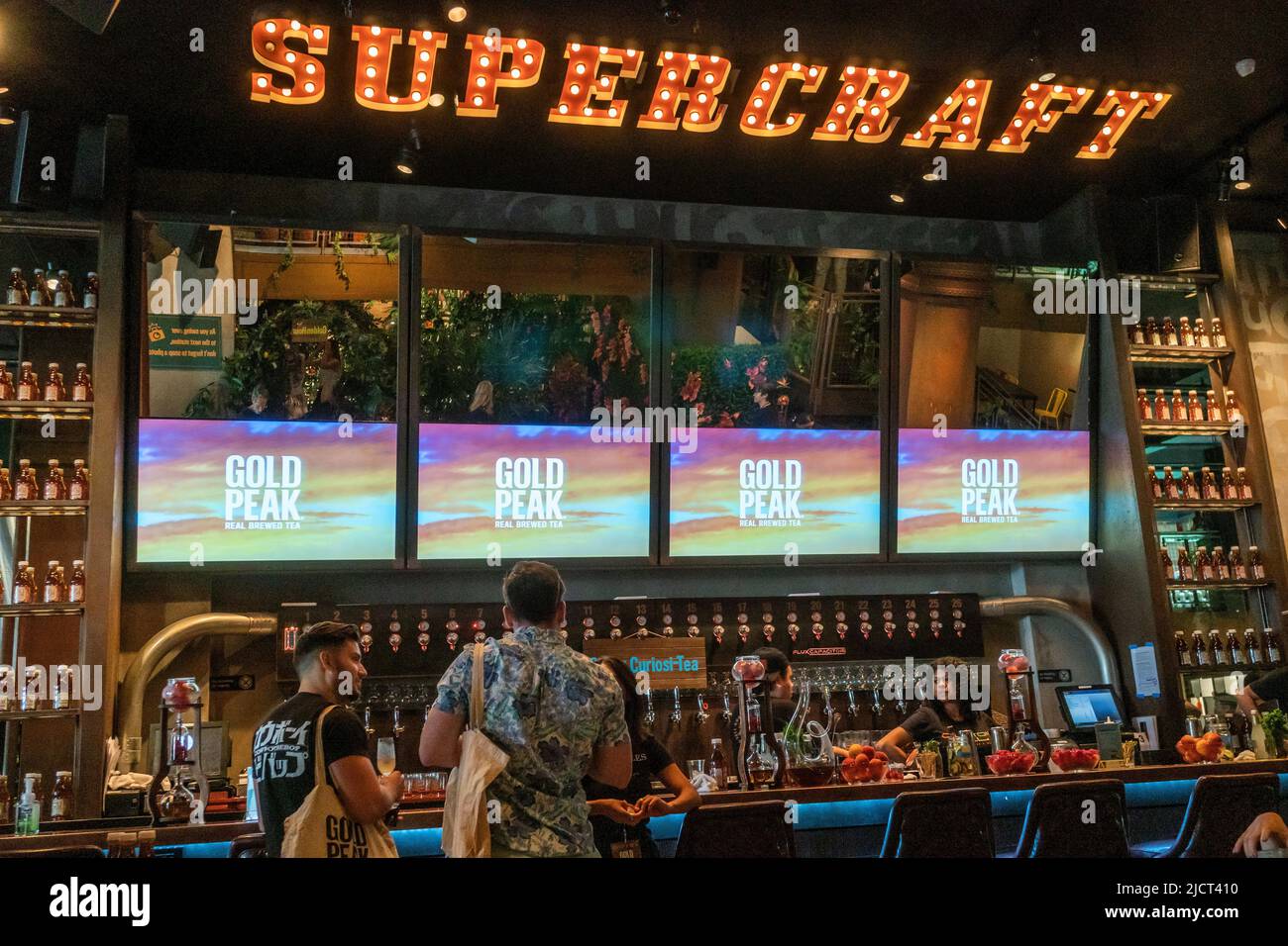 Markenaktivierung für Gold Peak Brewed Tea in der Clinton Hall in Midtown Manhattan in New York am Dienstag, den 7. Juni 2022. Der Eistee ist eine Marke der Coca-Cola Company. (© Richard B. Levine) Stockfoto