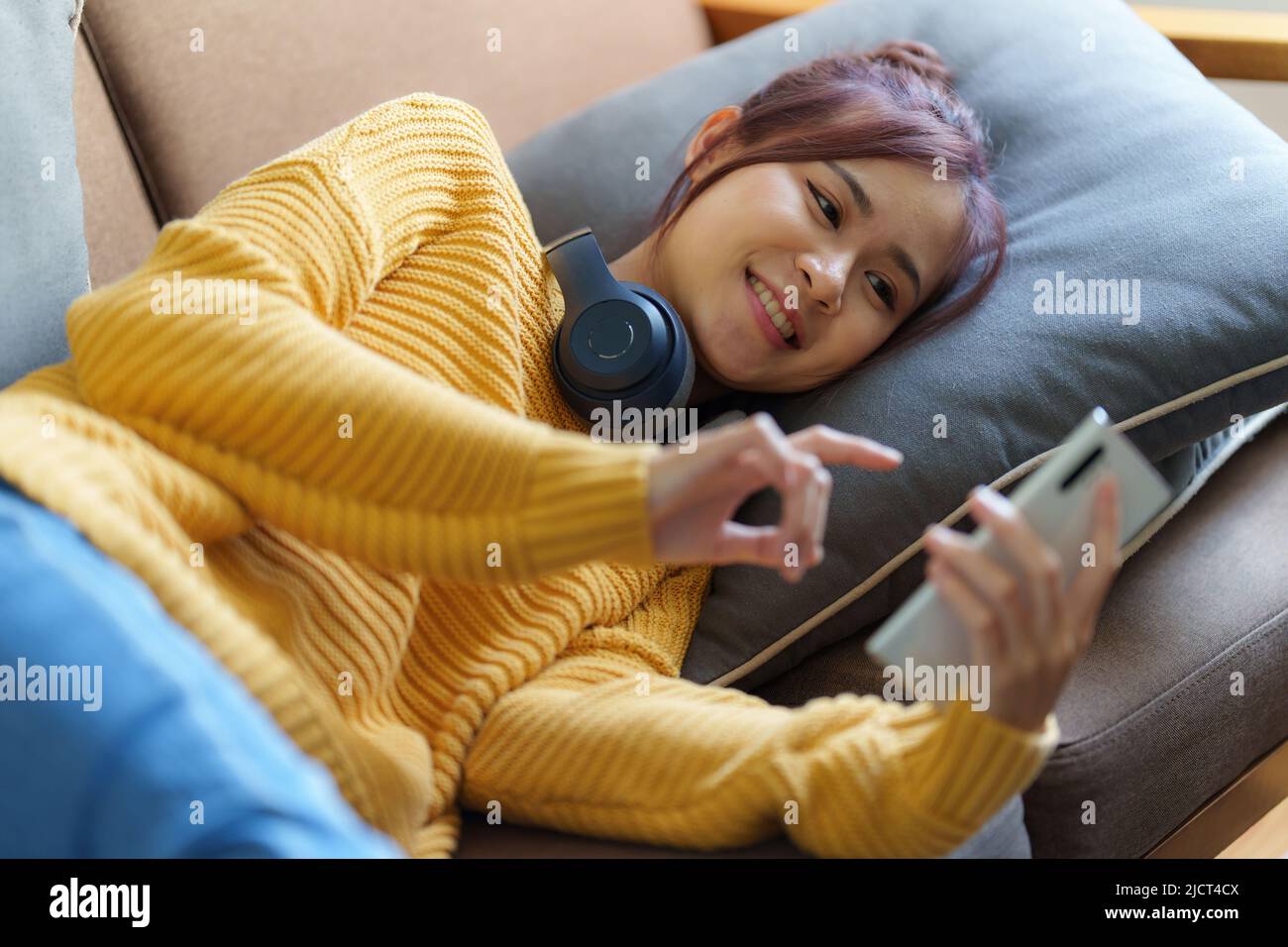 Porträt einer asiatischen Frau Videoanruf mit Freund online in der mobilen Chat-App mit Smartphone Video-Chat-Anwendung. Stockfoto