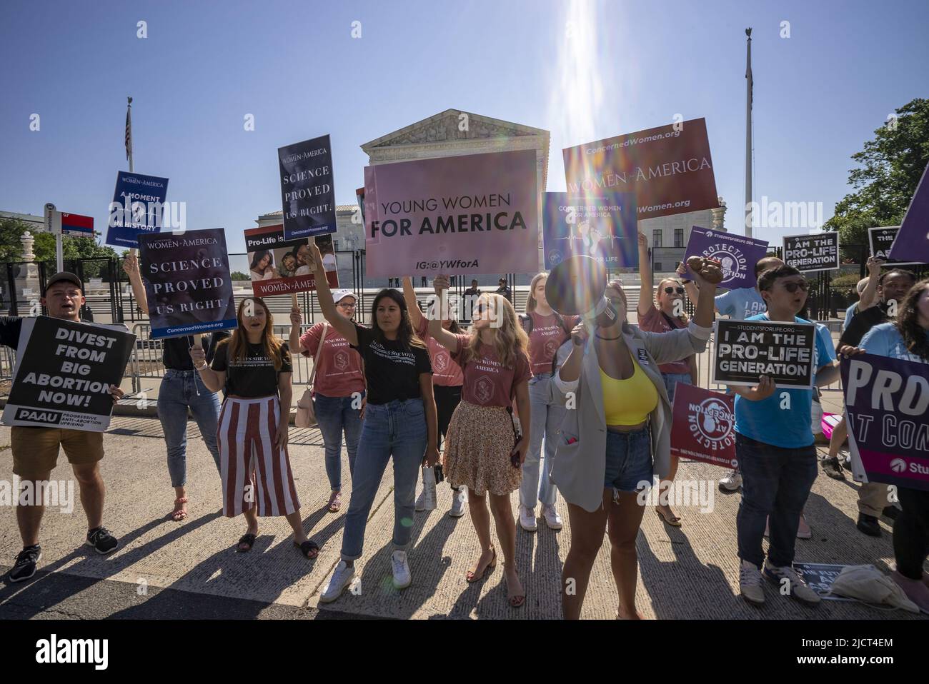 Washington, Usa. 15.. Juni 2022. Anti-Abtreibungsaktivisten halten am Mittwoch, den 15. Juni 2022, beim Obersten Gerichtshof der Vereinigten Staaten in Washington, DC, Zeichen. In Erwartung eines bevorstehenden Vorgehens des Obersten Gerichtshofs der USA mit konservativer Mehrheit gegen die legale Abtreibung hat der Staat New York den Schutz von Menschen, die das Verfahren suchen und bereitstellen, erweitert und versprochen, ein „sicherer Hafen“ für das Frauenrecht zu sein. Foto von Ken Cedeno/UPI Credit: UPI/Alamy Live News Stockfoto