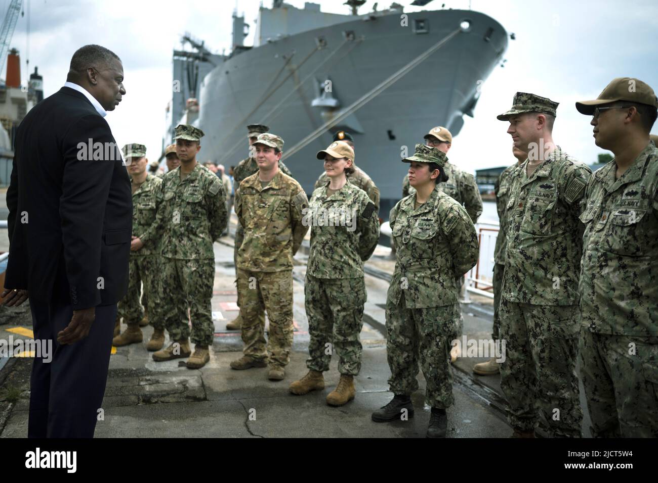 Singapur, Singapur. 12.. Juni 2022. Verteidigungsminister Lloyd J. Austin III spricht mit Dienstmitgliedern, die dem Kommandanten der Logistikgruppe Western Pacfic/Task Force-73 auf dem Marinestützpunkt Sembawang in Singapur zugewiesen sind, am 12. Juni 2022. Austin war in Singapur, um am jährlichen International Institute for Strategic Studies (IISS) 19. Shangri-La Dialog mit führenden Vertretern des Indo-Pazifik-Raums teilzunehmen, um die US-Verteidigungspartnerschaften in der gesamten Region voranzutreiben. Quelle: DoD/ZUMA Press Wire Service/ZUMAPRESS.com/Alamy Live News Stockfoto