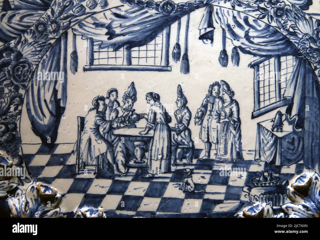 Delftware (glasiertes Steingut) dekoriert mit Szene einer aristokratischen Versammlung. Rijksmuseum. Amsterdam. Niederlande.e Stockfoto