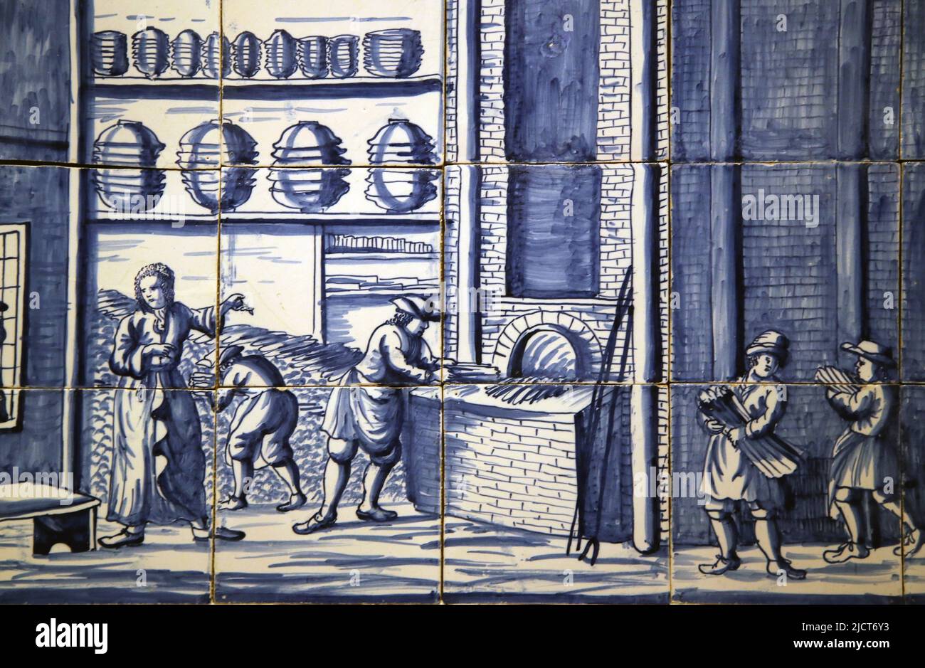 Delftware (glasiertes Steingut) dekoriert mit Töpferei in Bolsward. Ofen. Tributed to Dirk Danser (1698-1763). c. 1745-1765. Rijksmuseum. Ams Stockfoto