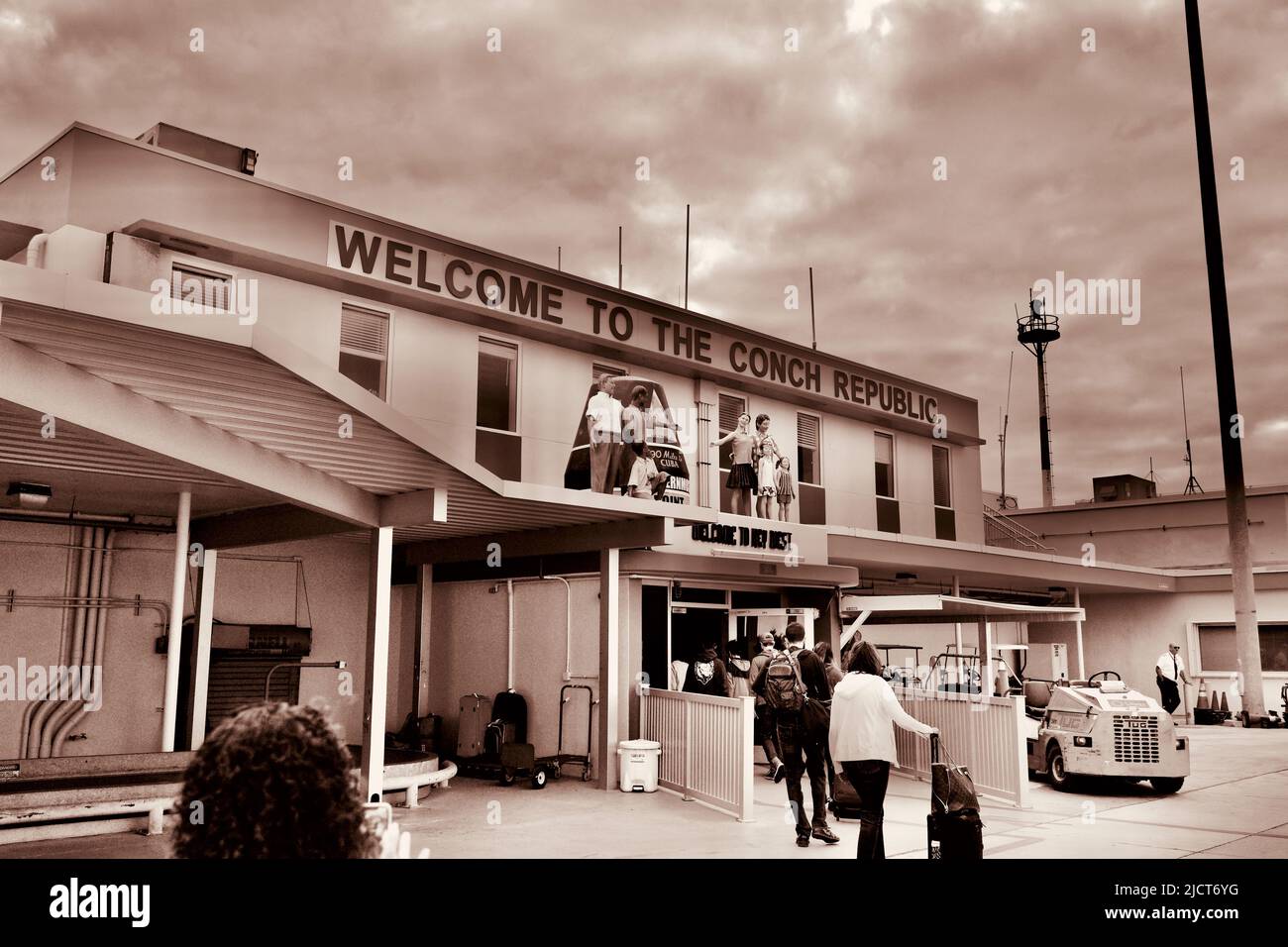 „Willkommen in der Conch Republic“ steht auf dem Schild auf dem Key West International Airport Gebäude, wenn Sie vom Asphalt aus eintreten. Gruppe von Schaufensterpuppen Stockfoto
