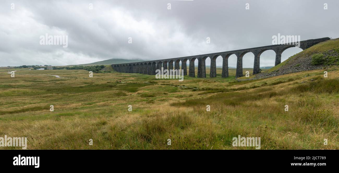 Panoramablick auf das Ribblehead Viadukt oder das Batty Moss Viadukt im Ribble Valley in Ribblehead, in North Yorkshire, England. Stockfoto