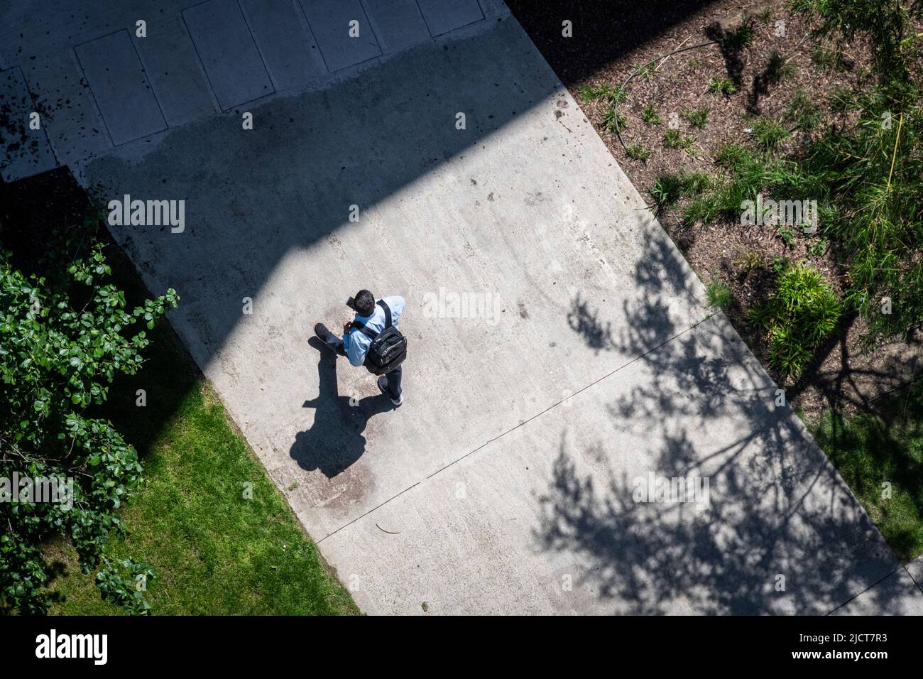 Eine einsame Person geht auf einem Pfad am Trinity Buoy Wharf, London, E14. Stockfoto