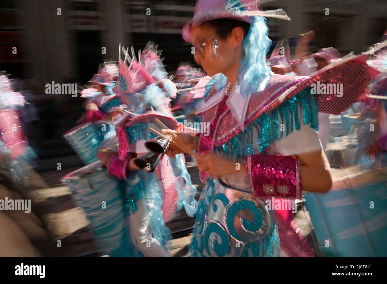Helsinki, Finnland – 11. Juni 2022: Traditioneller Sommer Samba-Karneval in Helsinki. Die Veranstaltung umfasst Tanz, Musik, Workshops, Performances und brasilianische Kultur! Die Veranstaltung findet seit 1991 statt und in diesem Jahr wird die Zahl der Zuschauer auf 50.000 steigen! Stockfoto
