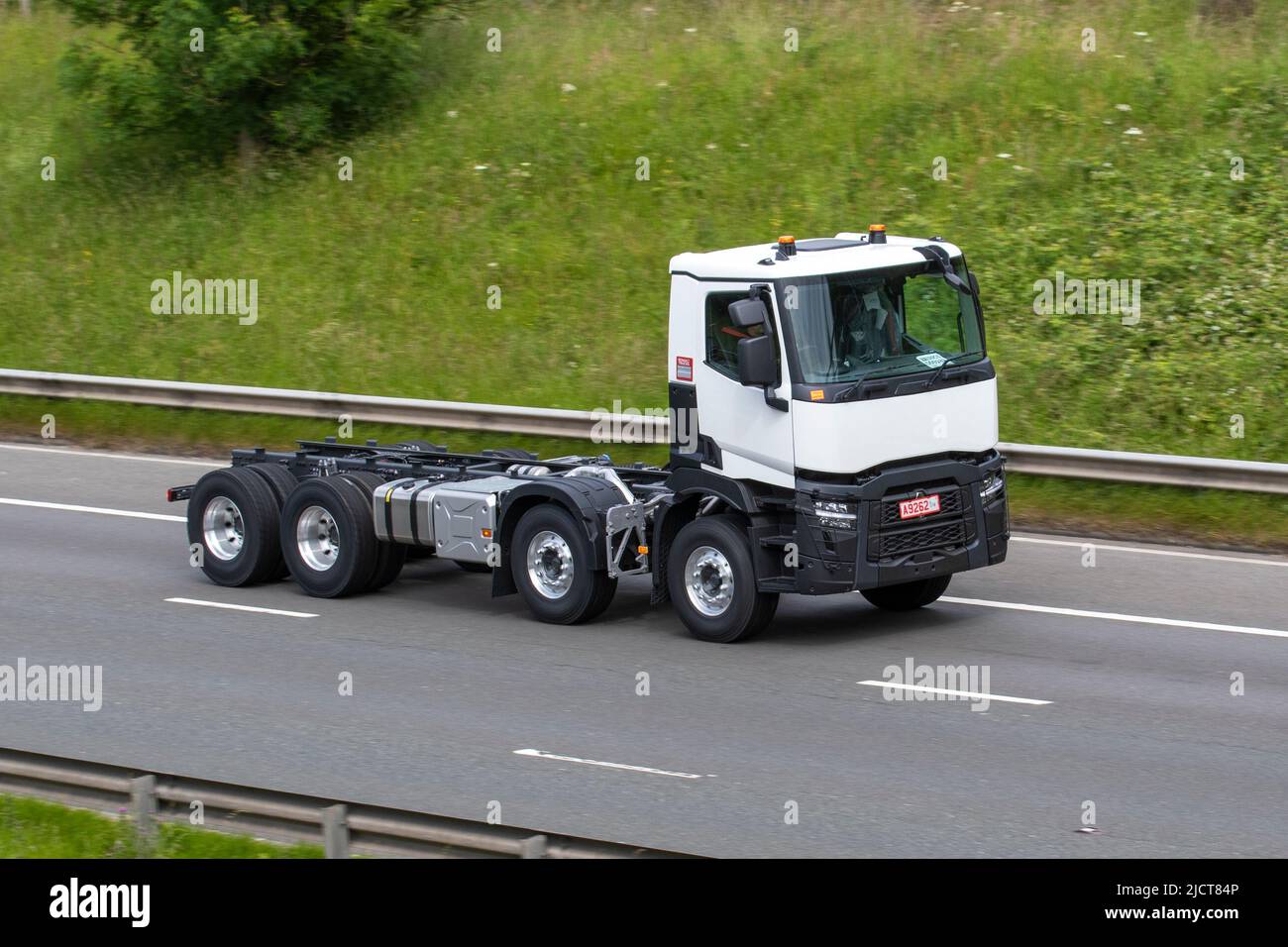 Neue Renault Truck-Traktoreinheit, Renault Trucks C-Antriebsstrang und Chassis mit Handelsschildern; Fahren auf der M6 Motorway, Großbritannien Stockfoto