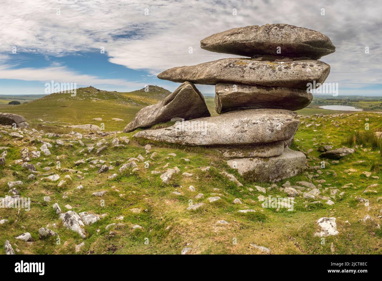 Showery Tor ist ein Felsvorsprung auf dem Grat des Bodmin Moor nördlich des rauen Tor-Gipfels in der Nähe von Camelford in Cornwall. Es ist bekannt für seine Felsen für Stockfoto