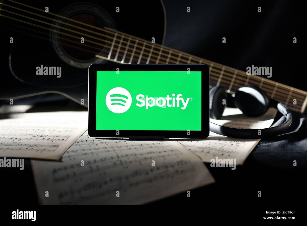 Spotify-Editorial. Illustratives Foto für Nachrichten über Spotify – einen Anbieter von Audio-Streaming- und Mediendiensten Stockfoto