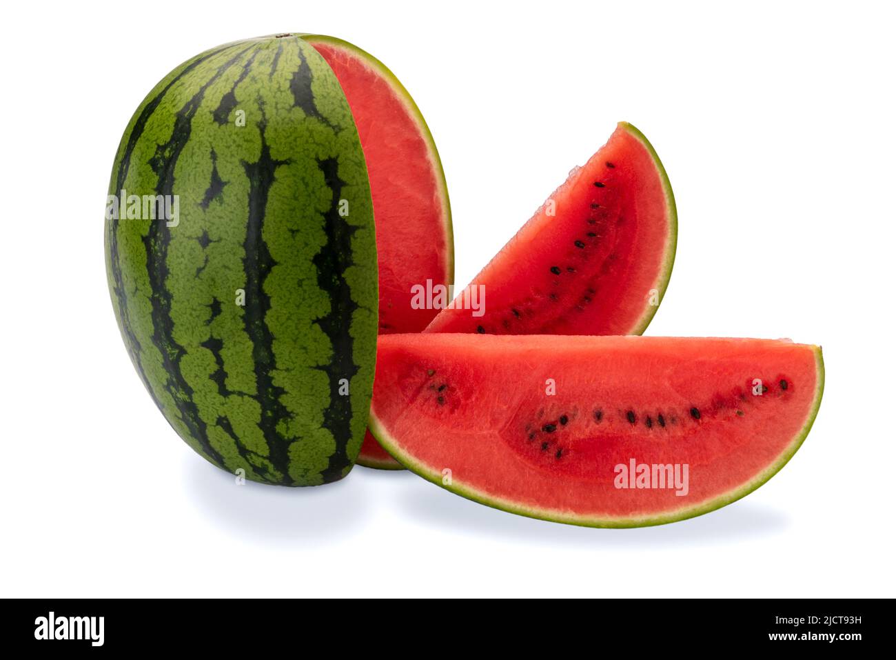 Wassermelone geschnitten mit zwei Scheiben isoliert auf weiß, Clipping-Pfad enthalten Stockfoto