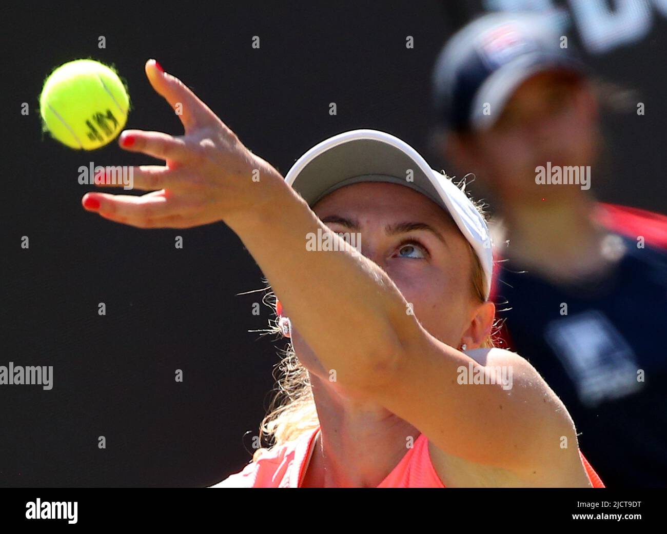 Berlin, Deutschland. 15.. Juni 2022. Tennis, WTA Tour, Runde mit 16 Singles, Frauen, Wettkampf, 1. Runden, Sasnovich (Russland) - Petkovic (Deutschland), Steffi Graf Stadion: Aliaksandra Sasnovich wirft den Ball für Aufschlag. Sasnovich gewinnt die Runde von 16. Quelle: Wolfgang Kumm/dpa/Alamy Live News Stockfoto