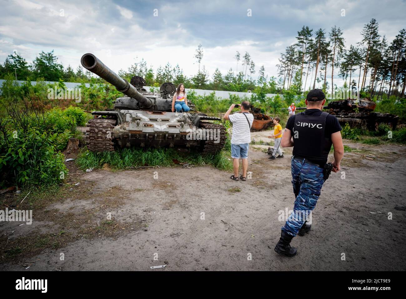 Irpin, Ukraine. 15.. Juni 2022. Zerstörte Panzer stehen am Straßenrand bei Irpin. Russland hatte die Ukraine Ende Februar angegriffen, ohne den Krieg zu erklären. Besonders nach dem Abzug der Russen aus den nordwestlich von Kiew gelegenen Vororten Butscha, Irpin, Hostomel und Borodjanka hatten Bilder scheinbar hingerufene Menschen weltweit für Entsetzen gesorgt. Quelle: Kay Nietfeld/dpa/Alamy Live News Stockfoto