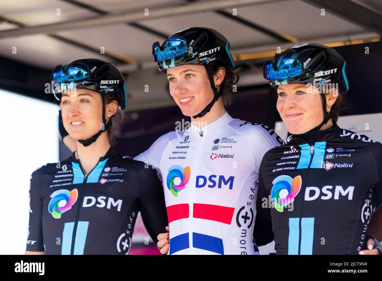 Leah Kirchmann, Pfeiffer Georgi, Charlotte Kool Radfahrer des Teams DSM bei der RideLondon Classique Damenradetappe 1 in Maldon, Essex, Großbritannien. Stockfoto